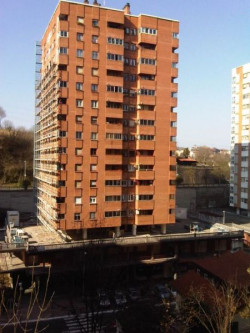 Dzielnica Alza na peryferiach San Sebastian posiada charakterystyczną dla lat 60’ i 70’ zabudowę składającą się z identycznych wieżowców mieszkalnych