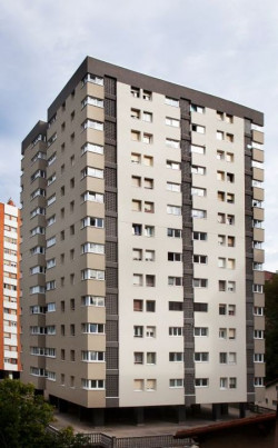 Architekci szukali rozwiązania, które zniweluje nierówności murów