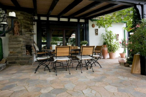 O komfort podczas popołudniowej sjesty zadbają wygodne meble ogrodowe, uzupełnione dużą ilością miękkich poduszek