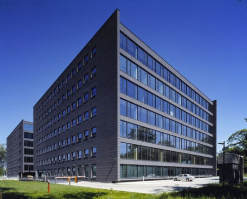 Jedną z podstawowych funkcji stosowania dużej ilości przeszkleń w budynkach biurowych jest doświetlenie pomieszczeń światłem dziennym