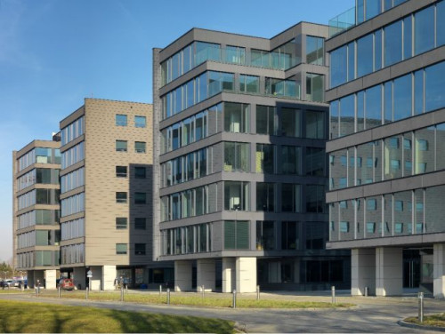 Nowoczesny kompleks Adgar Plaza zaprojektowany został w formie przeszklonych brył