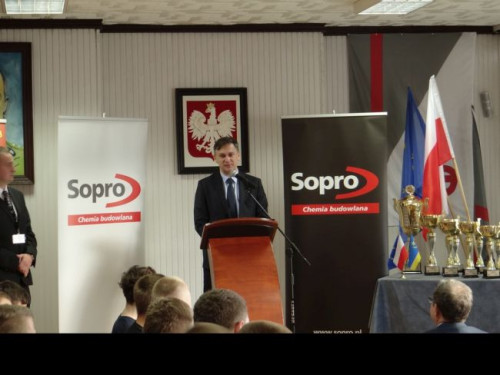 16 drużyn składających się z młodych adeptów sztuki budowlanej, ponad dwa dni zmagań praktycznych i teoretycznych