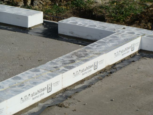 Bloczki ISOMUR® Plus układamy na zaprawie murarskiej geowłókniną do dołu
