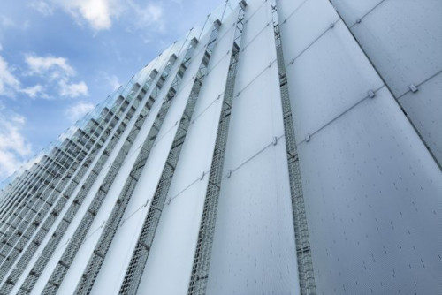 Budynek doskonale komponuje się z towarzyszącymi mu kamienicami na Alejach Racławickich i Ogrodem Saskim