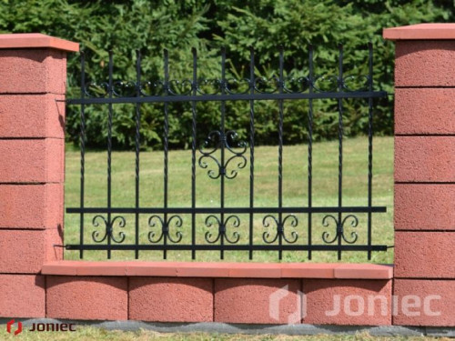 Ogrodzenie betonowe modułowe MODYŃ posiada charakterystyczny delikatnie zaokrąglony łukowy kształt bloczków