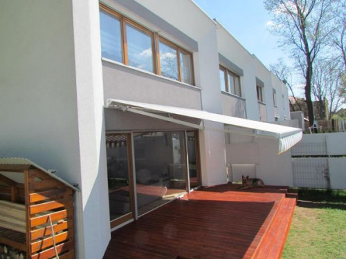 LINEA-BOX to odmiana markizy LINEA wyposażona dodatkowo w kasetę chroniącą poszycie zwiniętej markizy