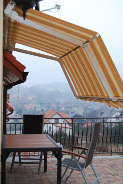 Tkanina na załamaniu ramion podtrzymywana jest przez dodatkowy profil środkowy