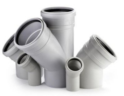 System składa się z rur i kształtek w kolorze jasnoszarym