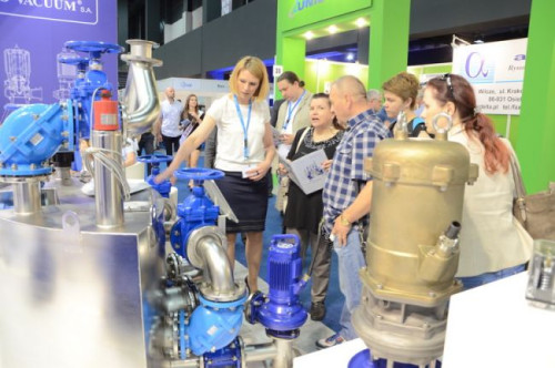 Sebastian Predel z Działu B+R oraz Dominika Mularczyk z Działu Doradców Technicznych prezentują zalety nowej tłoczni typu TSC