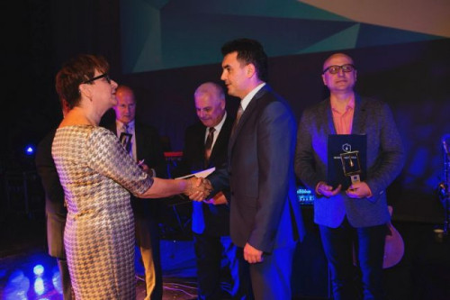 Dyrektor ds. Sprzedaży Krajowej Mariusz Simiński odbiera z rąk Prezes IGWP Doroty Jakuty nagrodę za najciekawszą ekspozycję targów WOD-KAN 2016