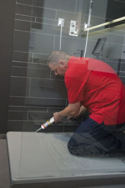 Z pomocą niezawodnych silikonów sanitarnych marki Soudal nie dopuścimy do rozwoju pleśni w naszym domu