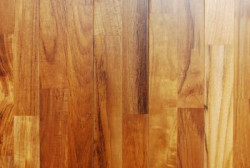 Drewno tekowe; źródło: stolarski.info.pl