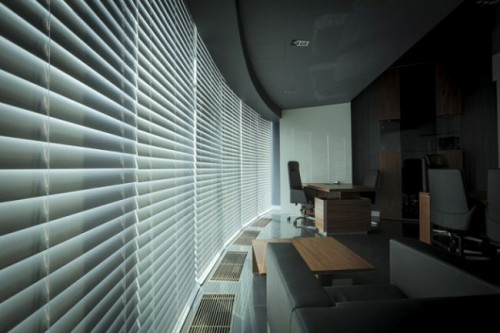 Do wytwarzania lamel żaluzji drewnianych wykorzystuje się egzotyczne drewno basswood oraz abachi