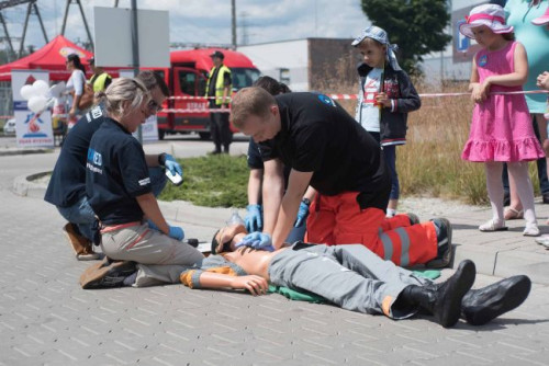 Wszyscy najmłodsi uczestnicy pikniku, którzy pomyślnie przeszli szkolenie z pierwszej pomocy, otrzymali dyplomy &quot;małego bohatera&quot;