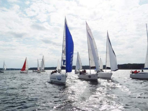 Miłośnicy żeglarstwa z branży podczas trzech dni pływania, mają możliwość nawiązania biznesowych znajomości