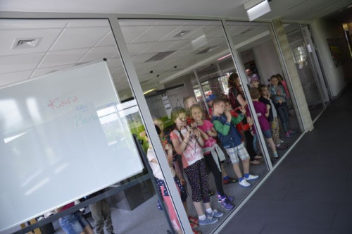 Pamiątkowe rysunki na szybie Biura Obsługi Klienta