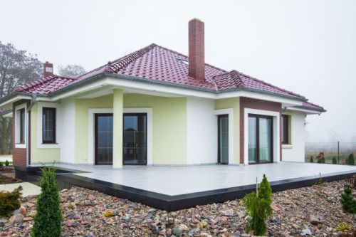 Delikatny połysk i aksamitna w dotyku powierzchnia to najważniejsze wyróżniki kwadratowych płyt ogrodowych