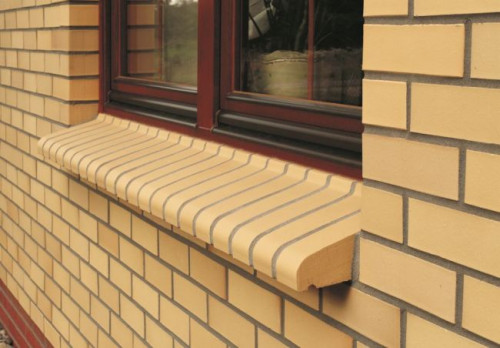 Cegła klinkierowa Sahara utrzymana jest w jednolitym kolorze ciepłego piasku