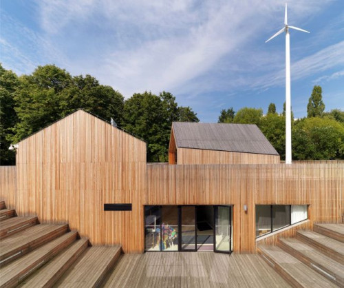 Autorzy projektu – architekci z dwóch warszawskich pracowni 307kilo i WWAA – idealnie połączyli tradycyjne elementy układu urbanistycznego z naturalnymi, prostymi wykończeniami