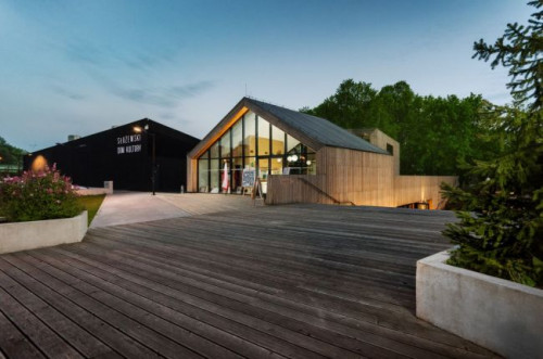 Przeszklone witryny budynków z jednej strony skierowane są na park, z drugiej na ulicę