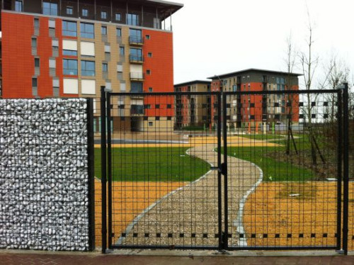 Jeśli celem inwestora jest wyróżnienie się estetyką, warto polecić mu ogrodzenie złożone z murków gabionowych i paneli Zenturo