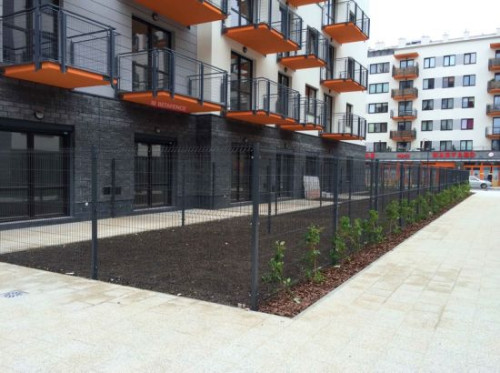 Prostota oraz perfekcyjne wkomponowanie się w grodzony teren - te cechy wyróżniają nowoczesny panel Nylofor 3D