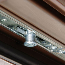 Wybierając stolarkę okienną, warto więc zwrócić uwagę nie tylko na parametry enegrooszczędności