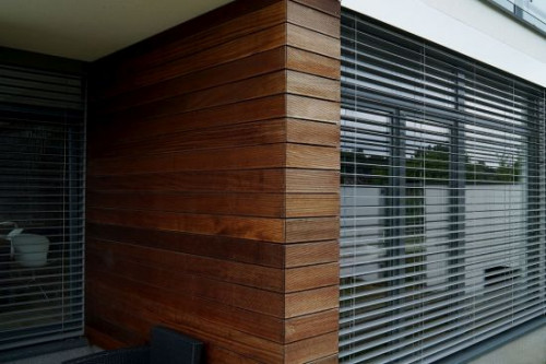 Stabilność i trwałość systemu, a także ochronę przed nadmiernym działaniem wiatru zapewniają prowadnice oraz stalowe linki