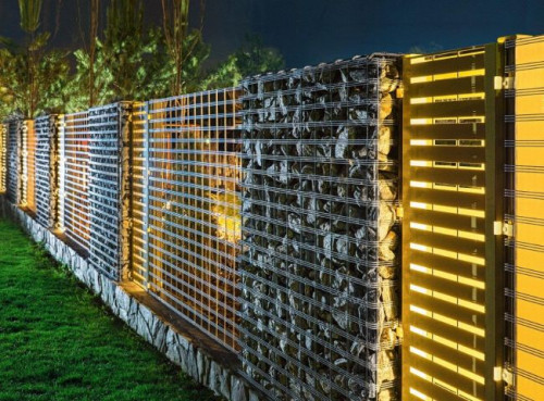 Kosze charakteryzuje konstrukcja o specjalnie zaprojektowanym wzorze kratki