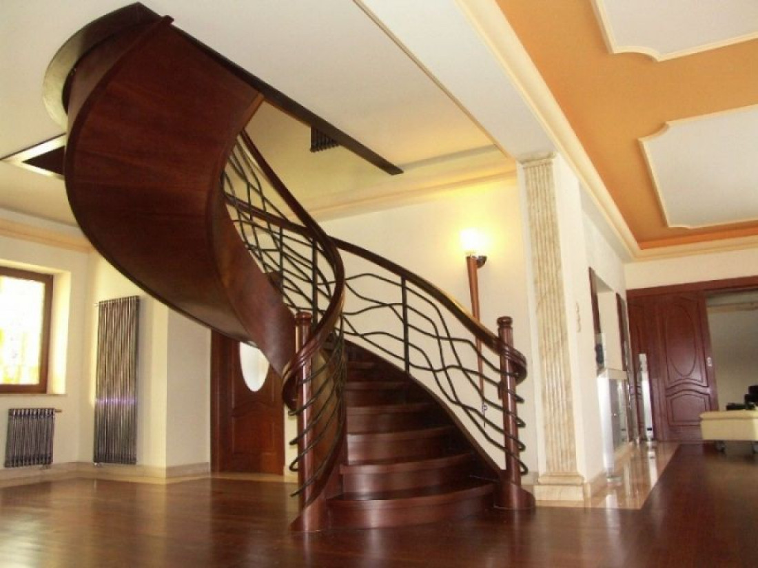 Masywne i eleganckie schody drewniane Domański