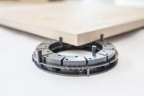 Podstawki tarasowe umożliwiają szybki i bezproblemowy montaż podniesionych posadzek na płaskim terenie