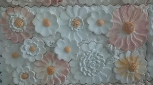 Bardzo wyraźna faktura powierzchni w kształcie kwiatów