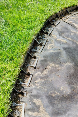 Na sam koniec prac należy przyciąć brzegi trawnika nadając mu w ten sposób odpowiedni kształt