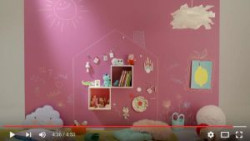 Ekspert Tikkurila pokazuje, że wykonanie dużych motywów o prostych kształtach, jak właśnie domek, jest możliwe nawet przy wykorzystaniu taśmy malarskiej