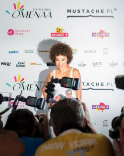 W trakcie pokazu zaprezentowano limitowaną kolekcję ubrań z wizerunkiem afrykańskich podopiecznych fundacji Omenaa Foundation