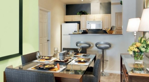 Jadalnia z akcentem soczystej, gruszkowej zieleni (odcień Pear z palety Beckers Designer Colour) to idealny wybór dla osób, które lubią czerpać siły z natury