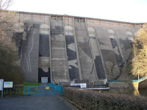 Myjka wysokociśnieniowa jest idealnym narzędziem do wykonania odwróconego graffiti