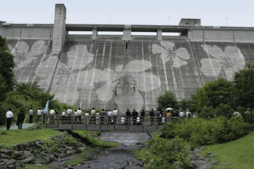 Zabrudzone powierzchnie stają się płótnem, na którym powstają niecodzienne, niebanalne działa sztuki