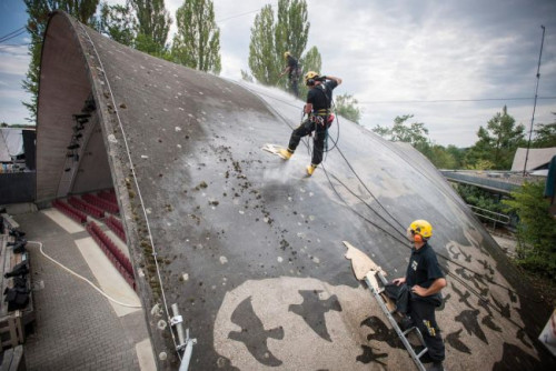Odwrócone graffiti – to nazwa tego trendu, który przemienia zabrudzone elewacje w działa sztuki