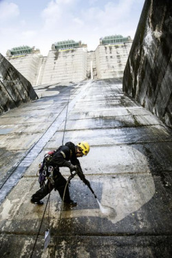 Technologia powstawania odwróconego graffiti zakłada, ze niczego nie dodajemy, lecz część brudu po prostu usuwamy