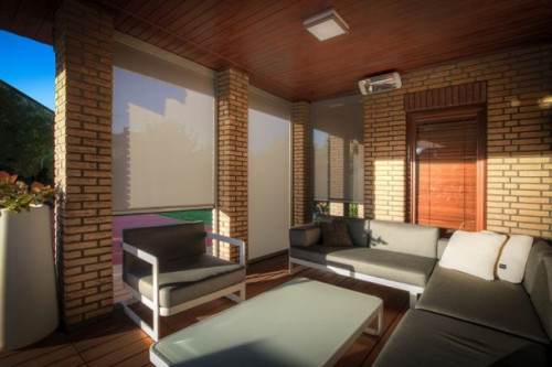 Rolety screenowe doskonale wpisują się w styl nowoczesnych budynków, w których przeważają duże przeszklenia