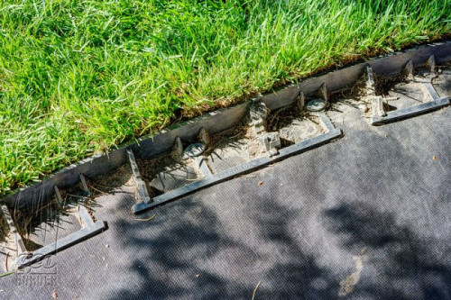 Trawnik z siewu stosuje się przeważnie na płaskich działkach, gdzie równy wysiew jest znacznie prostszy niż na skarpach