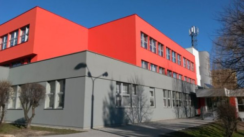 Budynek ten z przełomu lat 70’ i 80’ wybudowany został na miarę tamtych czasów, czyli szybko i tanio