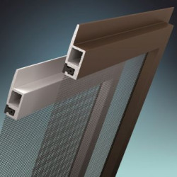 Najpopularniejszą i pozornie najtańszą metodą mocowania moskitier jest ich przyklejenie do ramy okna