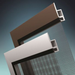 Moskitiery zakłada się od strony zewnętrznej na ramę okienną