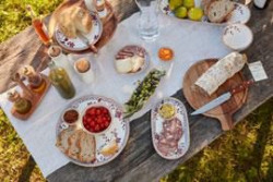 Krajobrazy wprost z południa Francji albo scenki rodzajowe z francuskiej wsi to idealne tło dla sielskiego brunchu w ogrodzie