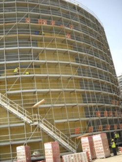 Oprócz potencjalnych strat ciepła, dachy zbiorników przemysłowych narażone są na liczne obciążenia