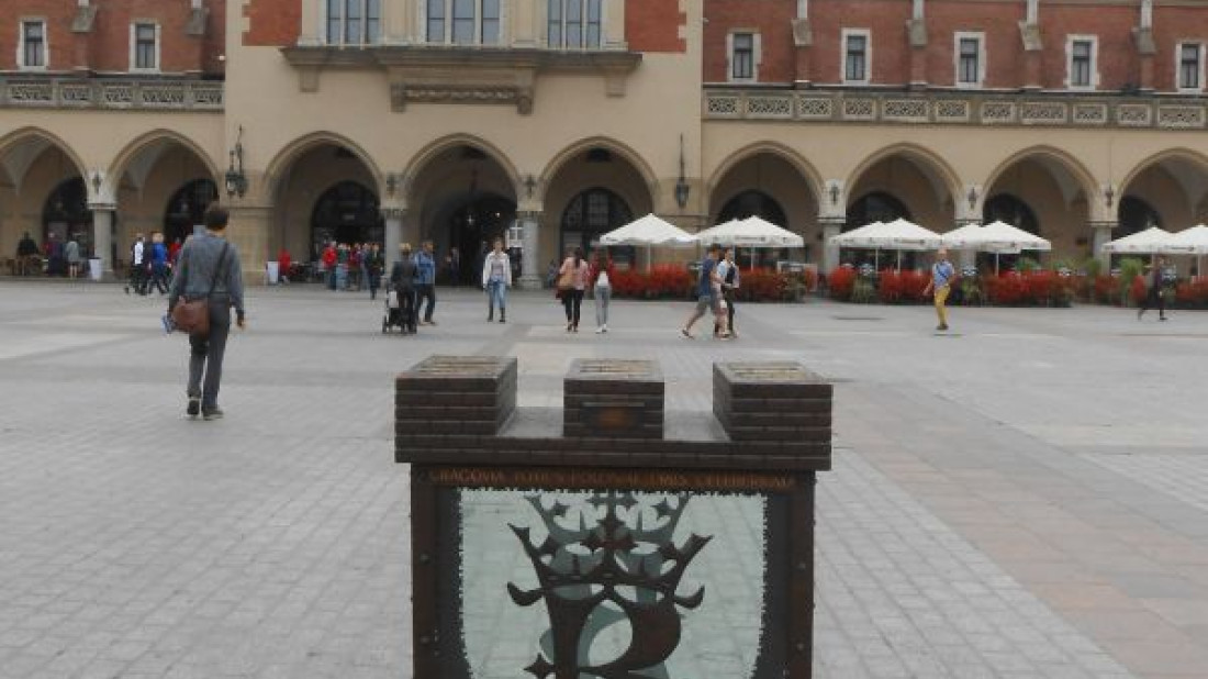 Skarbonka z antywłamaniowym szkłem marki Pilkington ponownie na Rynku w Krakowie