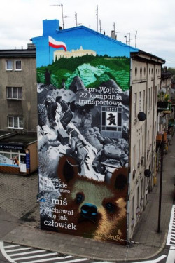 U zbiegu ulic Warszawskiej i Szewskiej w Pabianicach powstał gigantyczny mural o rozmiarach 6x15 m