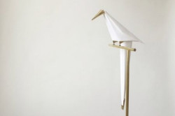 Subtelne światło balansującej na żerdzi ptaszyny umili wieczory w ulubionym fotelu